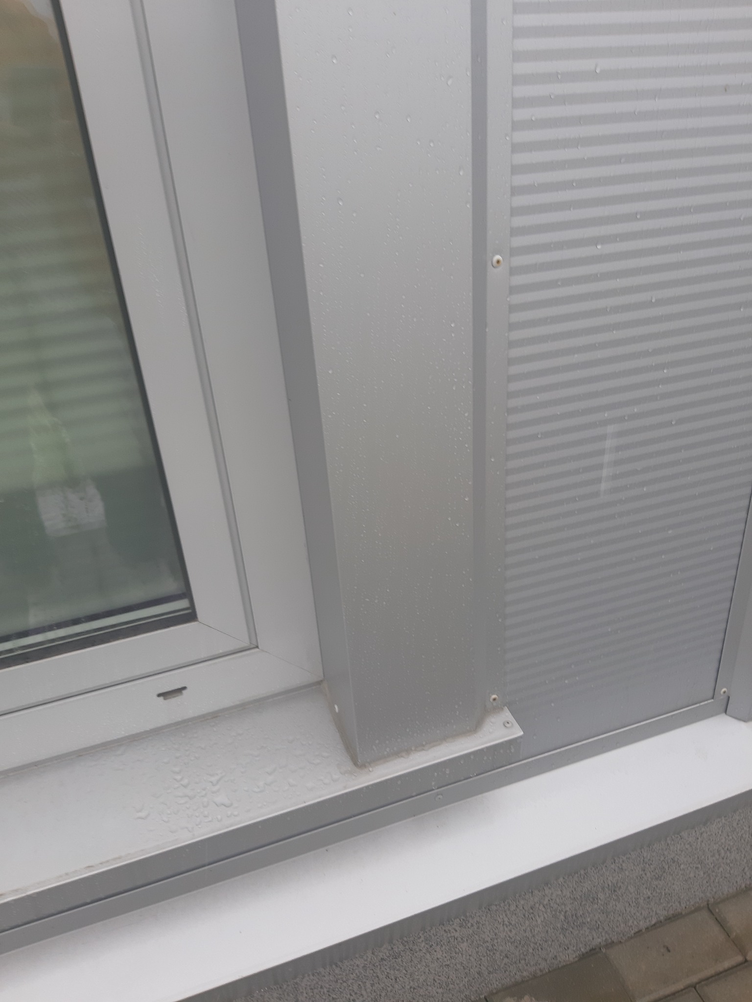 Obróbka stolarki okiennej z blachy powlekanej na nity