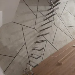 Ściana betonowa ze schodami półkowymi, własnego projektu.