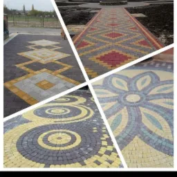 Mozaika z kostki brukowej, kolaż czterech wzorów: geometryczny, kwiatowy, spiralny i wzór dywanowy w odcieniach szarości, żółci, czerwieni i niebieskiego.