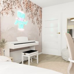 Pracownia Projektowa Zmyślone Wnętrza - Pokój dziewczynki z pianinem cyfrowym, łóżkiem z różowym zagłówkiem, tapetą w kwiaty i neonem 'Today is a good day'.