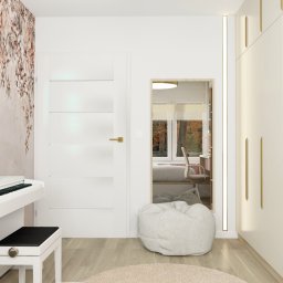 Pracownia Projektowa Zmyślone Wnętrza - Nowoczesny pokój młodzieżowy z pianinem podświetlonym neonem na tle tapety w kwiaty, widok na pokój przez drzwi, białe meble i puf.