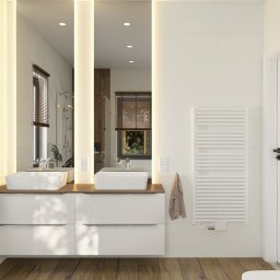 Pracownia Projektowa Zmyślone Wnętrza - Jasna łazienka z drewnianą podłogą, podwójną umywalką nablatową, dużym lustrem z podświetleniem LED, białym grzejnikiem drabinkowym i rośliną w doniczce przy oknie z żaluzjami.