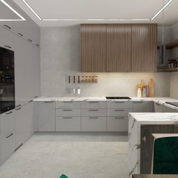 Pracownia Projektowa Zmyślone Wnętrza - Nowoczesna kuchnia z szarymi szafkami, marmurowym blatem i drewnianymi akcentami, oświetlona listwami LED i lampami wiszącymi przy oknie z żaluzjami.