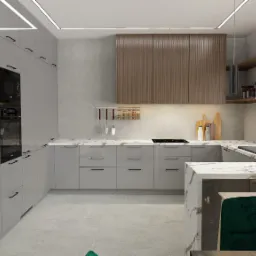 Nowoczesna kuchnia z szarymi szafkami, marmurowym blatem i drewnianymi akcentami, oświetlona listwami LED i lampami wiszącymi przy oknie z żaluzjami.