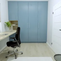 Nowoczesny gabinet z biurkiem przy oknie, niebieska zabudowa meblowa z szafkami, czarne krzesło obrotowe, białe ściany i drzwi z czarną klamką.