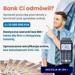 Finanse CEL - Uśmiechnięty mężczyzna w koszuli i krawacie wskazuje na terminal płatniczy, obok banknoty 200 PLN i nowoczesny wieżowiec w tle, promując pożyczki dla firm.