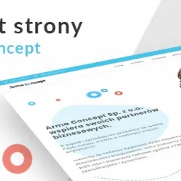 Projekt strony internetowej Arma Concept prezentowany na ekranie laptopa, z uśmiechniętą kobietą trzymającą tablet w tle, sugerującą interakcję z użytkownikiem.