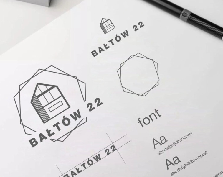 Prezentacja projektu logo i typografii dla firmy Bałtów 22, obejmująca warianty logo z motywem domu w geometrycznej ramce, minimalistyczny symbol graficzny oraz przykładowe kroje pisma.
