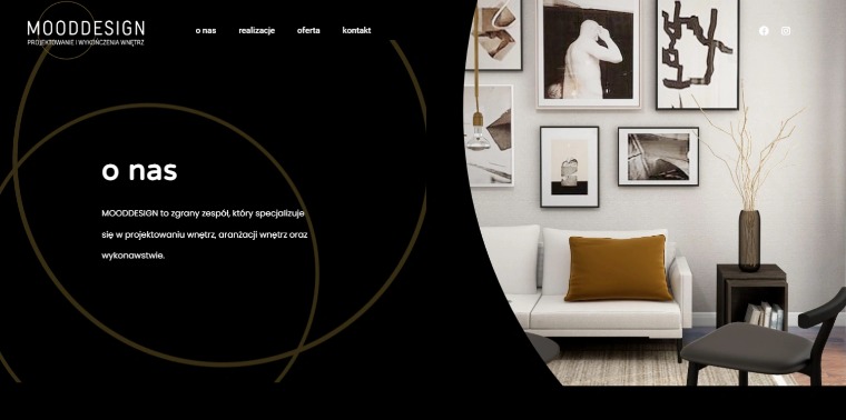 Fragment strony internetowej firmy Mooddesign z zakładką 'O nas', prezentujący minimalistyczne wnętrze z białym narożnikiem, galerią czarno-białych grafik na ścianie i dekoracyjnym wazonem...