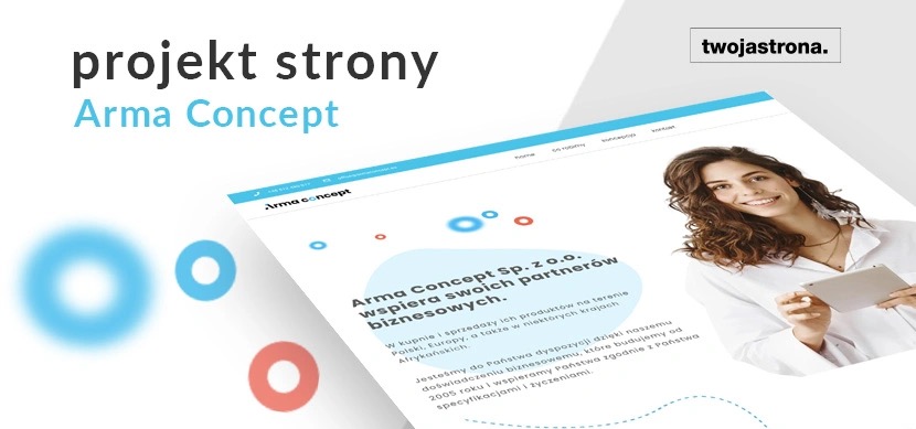Projekt strony internetowej Arma Concept prezentowany na ekranie laptopa, z uśmiechniętą kobietą trzymającą tablet w tle, sugerującą interakcję z użytkownikiem.
