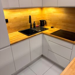 Sprzątanie po remoncie, obejmujące doczyszczanie zabrudzonych powierzchni podczas remontu