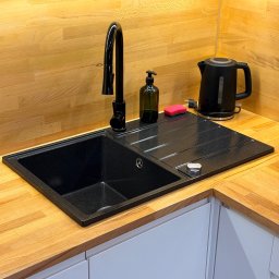 Sprzątanie po remoncie, obejmujące doczyszczanie zabrudzonych powierzchni podczas remontu