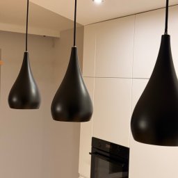 Sprzątanie po remoncie, obejmujące doczyszczanie zabrudzonych powierzchni podczas remontu