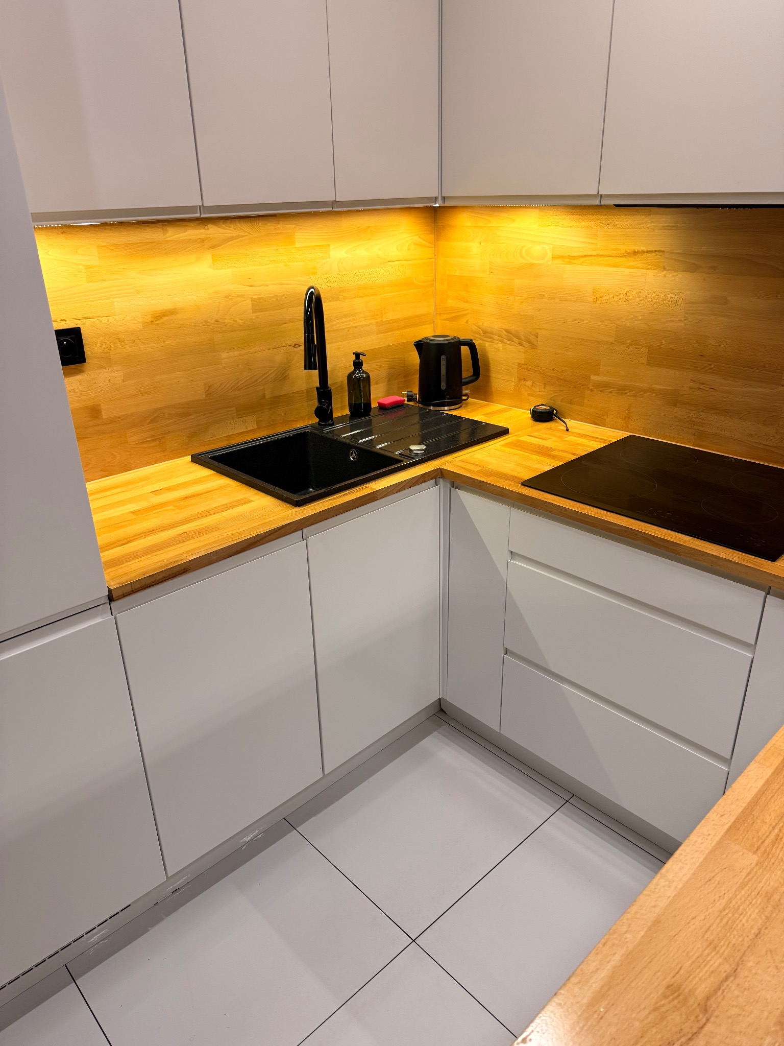 Sprzątanie po remoncie, obejmujące doczyszczanie zabrudzonych powierzchni podczas remontu