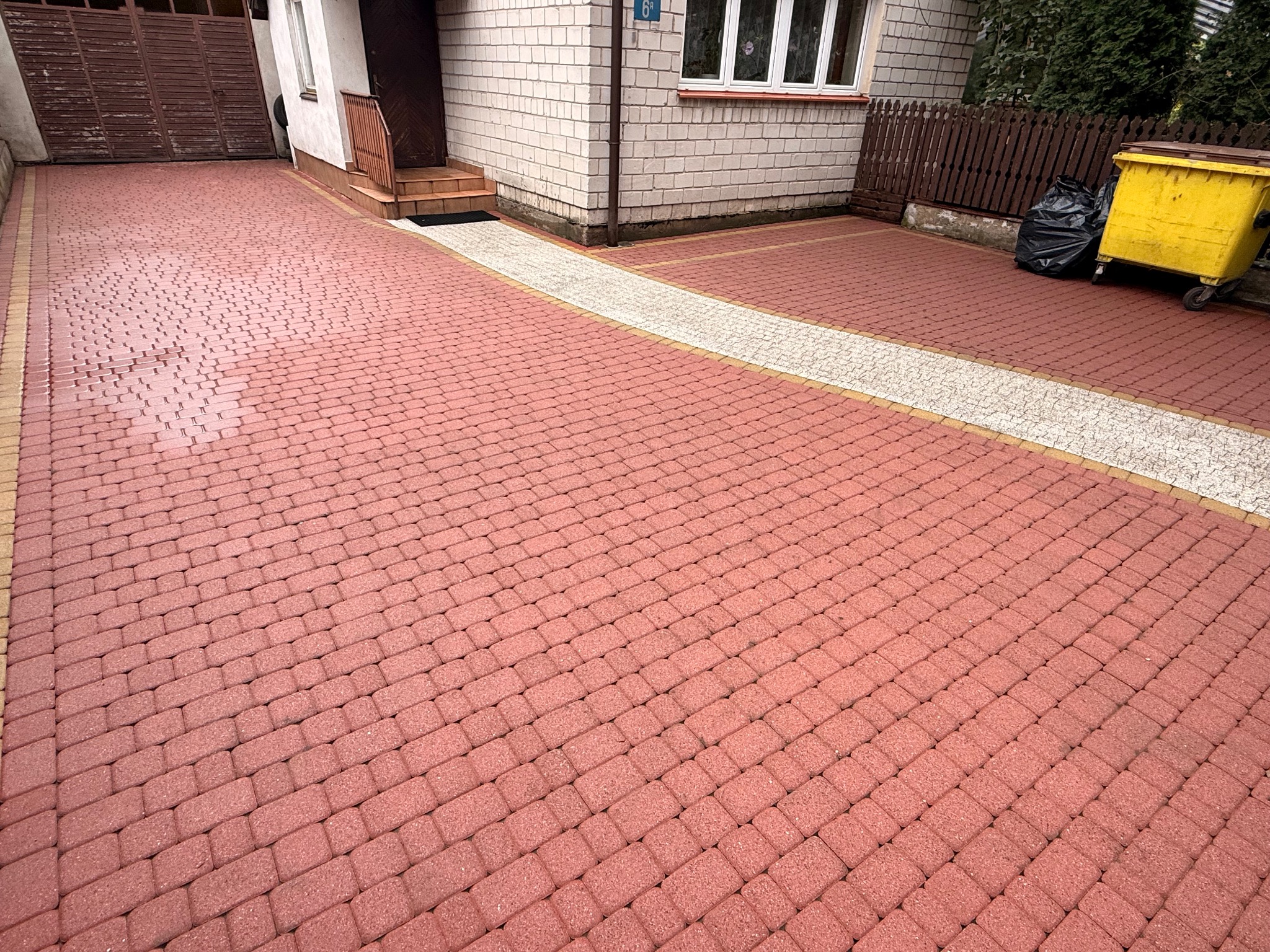 Mycie i doczyszczanie koszyki brukowej.