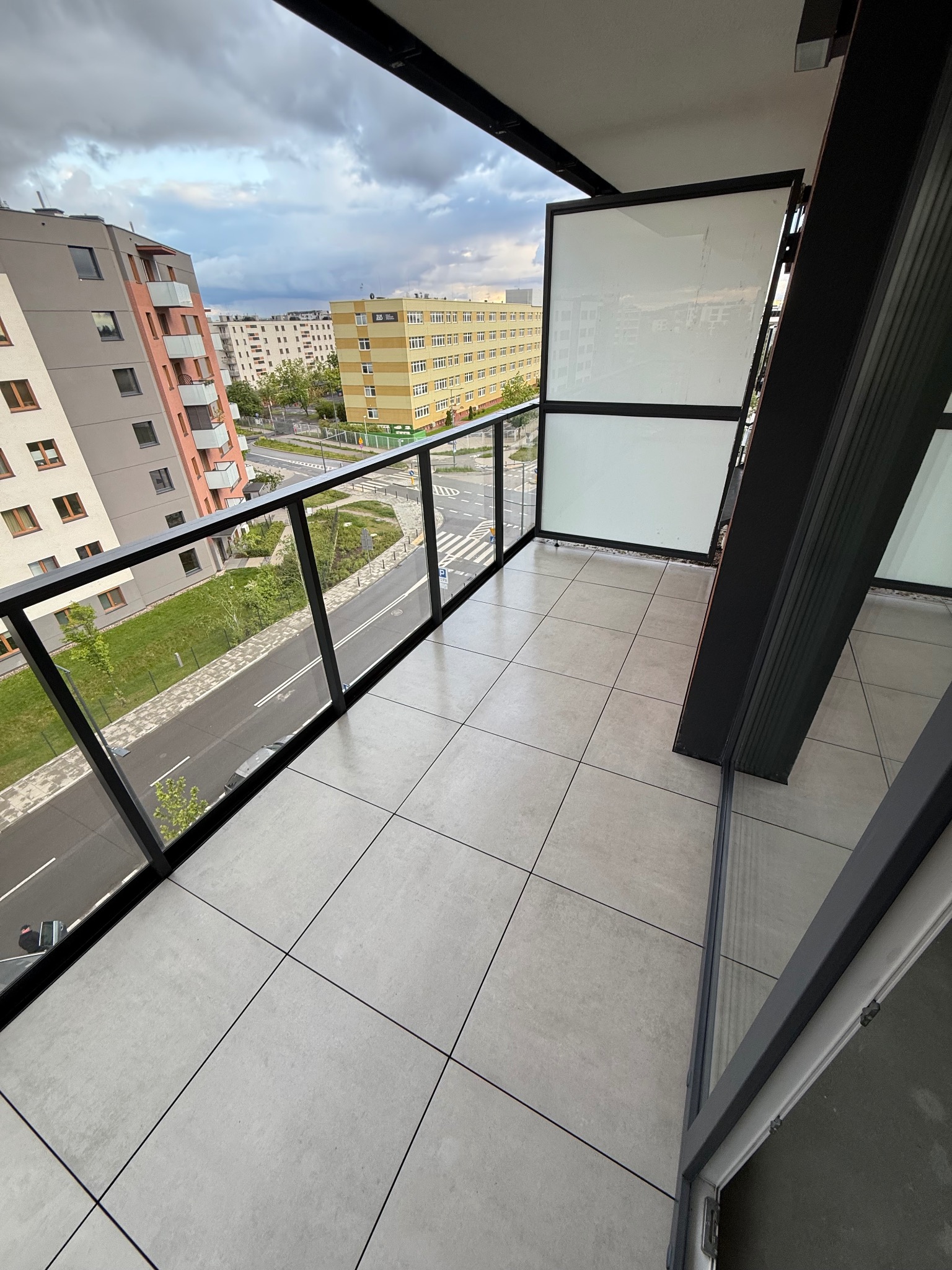 Sprzątanie balkonu zabrudzonego przez gołębie po odbiorze od dewelopera