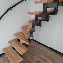 Wykonujemy schody łącząc stal i drewno.