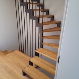 Realizujemy schody nawet na kilku kondygnacjach. Staramy się by kolor podłogi i schodów był identyczny.