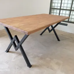 Wykonujemy na zamówienie stoły o dowolnym kształcie stalowego stelarza i grubości blatu.