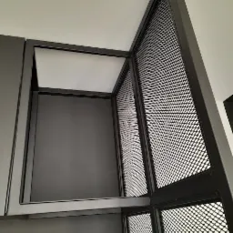 Stalowe przepierzenie w połączeniu z tradycyjną szafką.