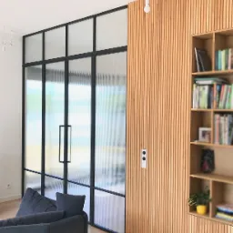 Zabudowa stalowa w szkle i ciepłe drewno lameli dają najlepsze efekty.