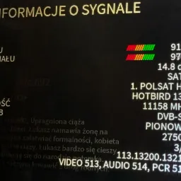 Ekran telewizora z wyświetlonymi parametrami sygnału satelitarnego, w tym siła i jakość sygnału, SNR, satelita Hotbird 13E oraz częstotliwość 11158 MHz.
