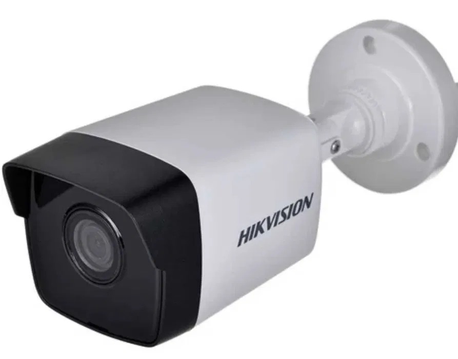 Kamera monitoringu Hikvision w obudowie typu bullet, biało-czarna, zamontowana na białym uchwycie. Widoczny obiektyw i logo producenta. Zdjęcie produktowe na białym tle.