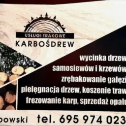 Ulotka reklamowa firmy Karbośdrew oferującej usługi trakowe: wycinka drzew, zrębakowanie gałęzi, pielęgnacja drzew, koszenie traw, frezowanie karp, sprzedaż opału. W tle stos pociętych pni drzew.