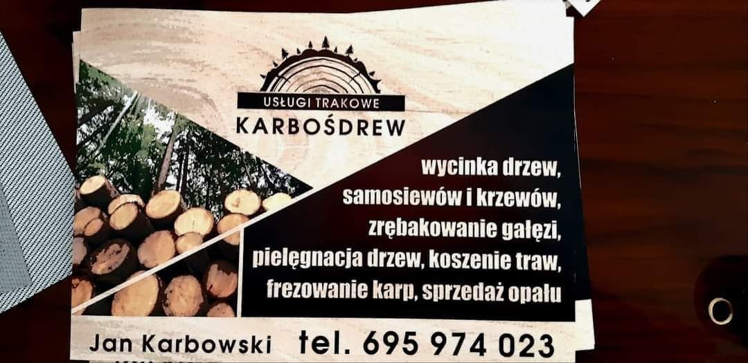 Ulotka reklamowa firmy Karbośdrew oferującej usługi trakowe: wycinka drzew, zrębakowanie gałęzi, pielęgnacja drzew, koszenie traw, frezowanie karp, sprzedaż opału. W tle stos pociętych pni drzew.