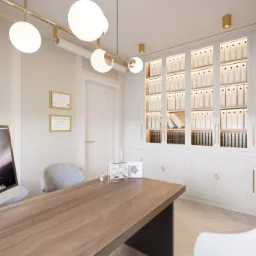 Eleganckie biuro domowe z drewnianym biurkiem, szarą tapicerką krzeseł i regałem na dokumenty z oświetleniem LED, widoczne certyfikaty na ścianie.