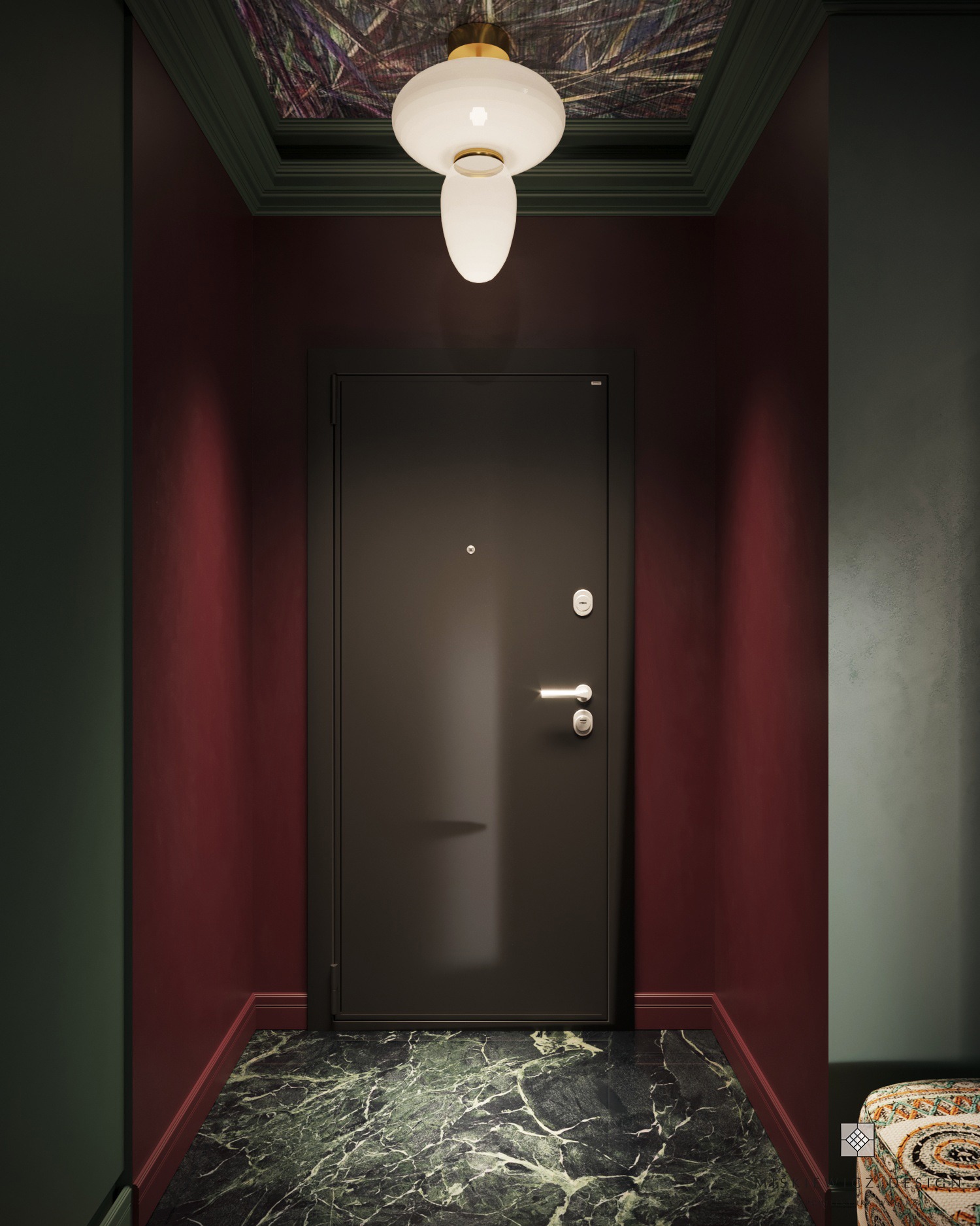 Nowoczesny przedpokój z ciemnymi ścianami w odcieniach bordo i zieleni, czarnymi drzwiami wejściowymi, marmurową posadzką i designerską lampą sufitową z wzorem roślinnym.