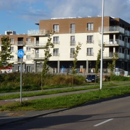 EKOPLAN-RA SP. Z O.O. - Widok zewnętrzny budynku hotelu Baltic Plaza w Kołobrzegu z elementami nowoczesnej architektury, widoczny znak ścieżki rowerowej.