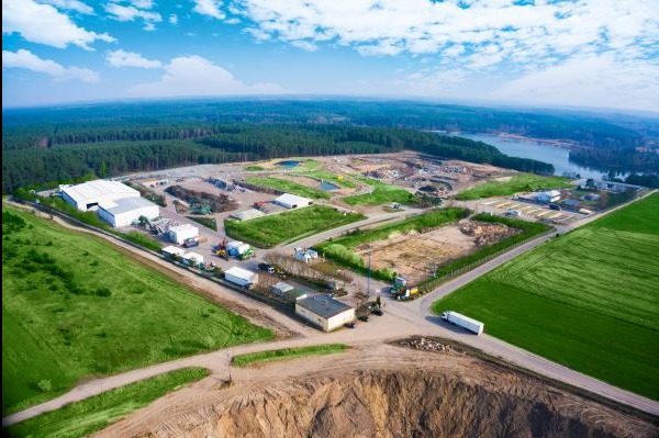 Widok z lotu ptaka na rozbudowany Regionalny Zakład Odzysku Odpadów w Sianowie, z widocznym szczelnym zbiornikiem retencyjno-stabilizacyjnym odcieków, budynkami, placami składowania, drogami...