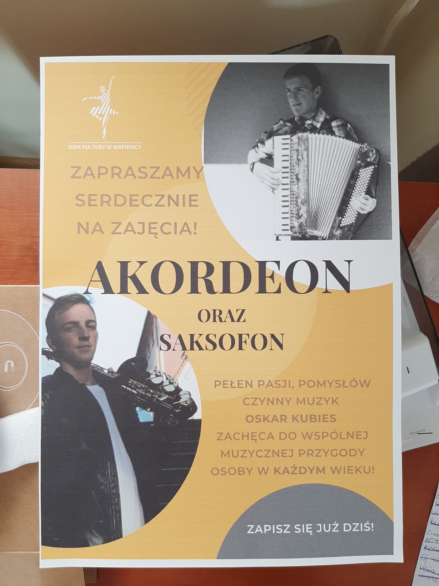Plakat reklamujący zajęcia z akordeonu i saksofonu w Domu Kultury w Wapienicy, z czarno-białymi zdjęciami instruktorów grających na tych instrumentach.