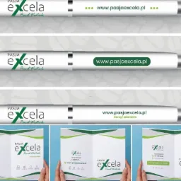 Wizualizacja identyfikacji marki z Zielonej Góry: trzy długopisy z nadrukowanym logo i adresem strony internetowej firmy, poniżej otwarty folder reklamowy z tym samym motywem graficznym, trzymany...