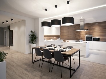 Jasne, przestronne wnętrze kuchni z jadalnią w nowoczesnym stylu. Drewniany stół z czarnymi krzesłami i nakryciem. Białe szafki kuchenne z drewnianym panelem na ścianie. Trzy czarne lampy wiszące...