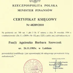 Skan Certyfikatu Księgowego Ministerstwa Finansów RP dla Agnieszki Barbary Szewczuk, wydany w Warszawie 16 grudnia 2010 roku, potwierdzający uprawnienia do usługowego prowadzenia ksiąg rachunkowych.