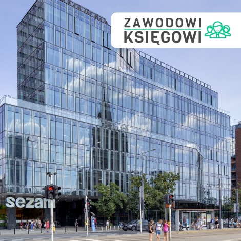 Szklany biurowiec z napisem 'Zawodowi ...' i ikoną grupy osób, odbicie wieżowca w fasadzie, znak 'sezam' przy wejściu, widok z ulicy z przechodniami.