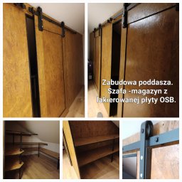 Maciej Karpiński - Zabudowa poddasza z przesuwnymi drzwiami z lakierowanej płyty OSB na czarnych metalowych prowadnicach, wnętrze z półkami z płyty OSB na metalowych nogach.