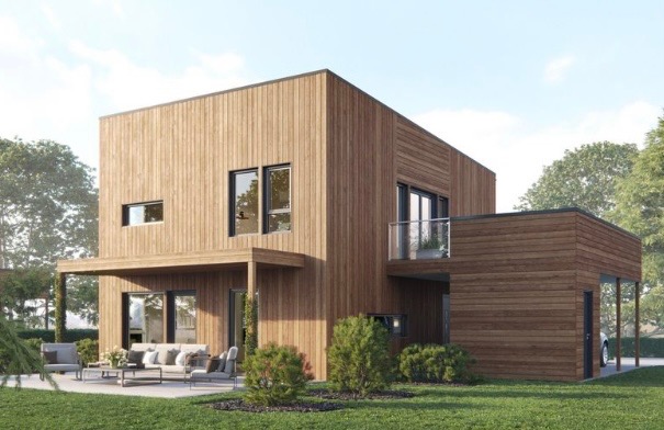 Nowoczesny, dwukondygnacyjny dom z elewacją z jasnego drewna, z tarasem i balkonem, otoczony zielonym trawnikiem i krzewami.