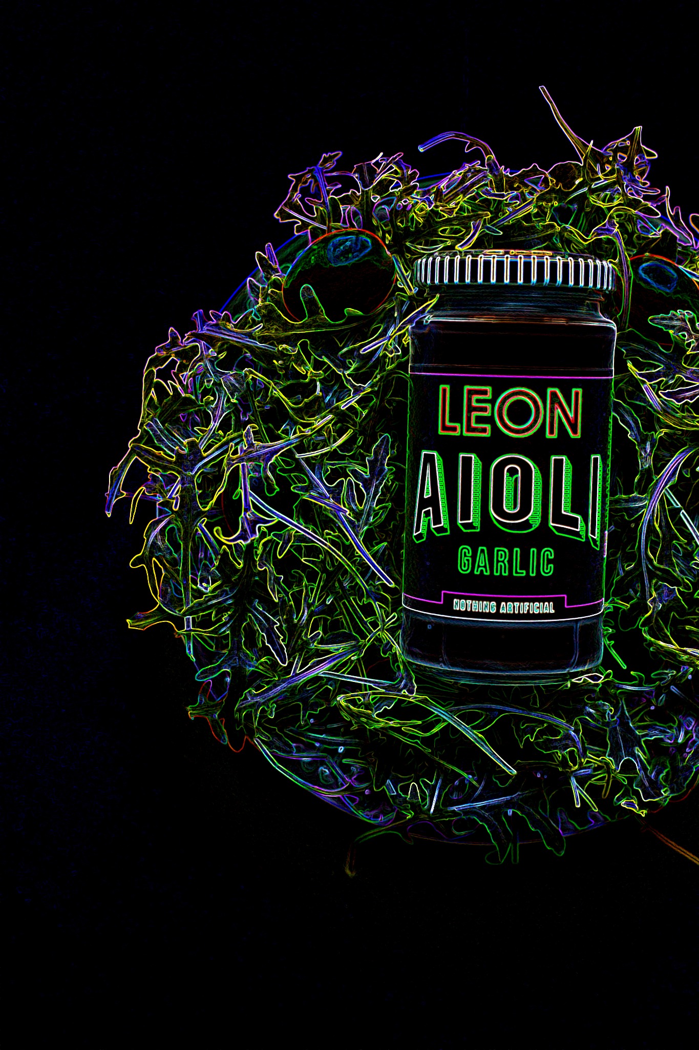 Słoik aioli czosnkowego marki Leon na tle świeżej rukoli, z efektem neonowego konturu.