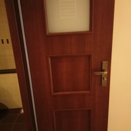 Montaż futryn stałych i regulowanych
Wymiana drzwi 