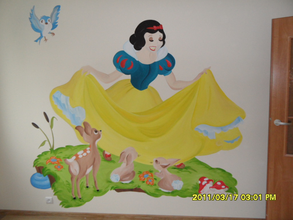 Ręcznie malowana postać Królewny Śnieżki z leśnymi zwierzętami na ścianie pokoju dziecięcego, widoczna część drewnianych drzwi po prawej stronie.