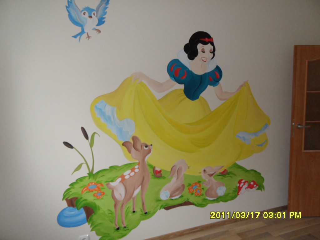 Malowidło ścienne przedstawiające Królewnę Śnieżkę z leśnymi zwierzętami, wykonane w pokoju dziecięcym, z widocznym gniazdkiem elektrycznym w dolnej części.