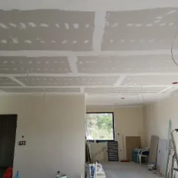 Wykonanie podwieszanych sufitów z wnęką na oświetlenie LED i karnisze