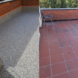AMIRA - Balkon przed i po renowacji: po lewej posadzka żywiczna w odcieniach szarości, po prawej czerwone płytki. Widoczna ceglana balustrada i fragment zieleni w tle.