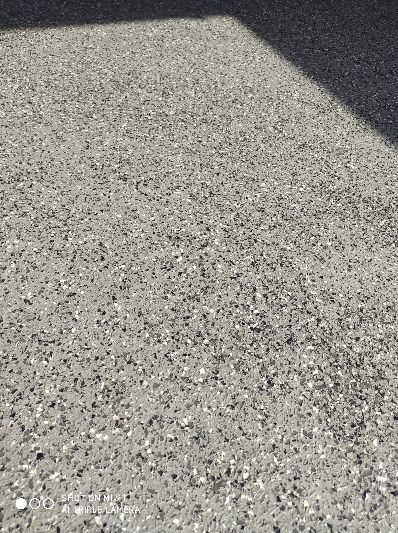 Posadzka żywiczna z płatkami do garażu