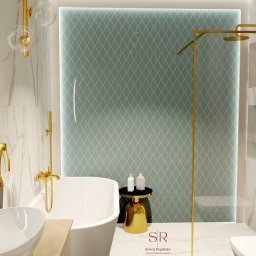 Projektowanie wnętrz Sylwia Rygielska - Nowoczesna łazienka z owalnym lustrem podświetlanym LED, złotą armaturą, wanną wolnostojącą i kabiną prysznicową typu walk-in, akcentowana turkusową tapetą w geometryczny wzór.