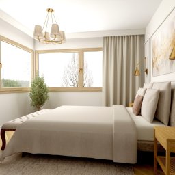 Projektowanie wnętrz Sylwia Rygielska - Jasna sypialnia z dużym oknem, beżowymi zasłonami i złotymi lampami ściennymi. Na podłodze dywan w neutralnym kolorze. Minimalistyczny wystrój.