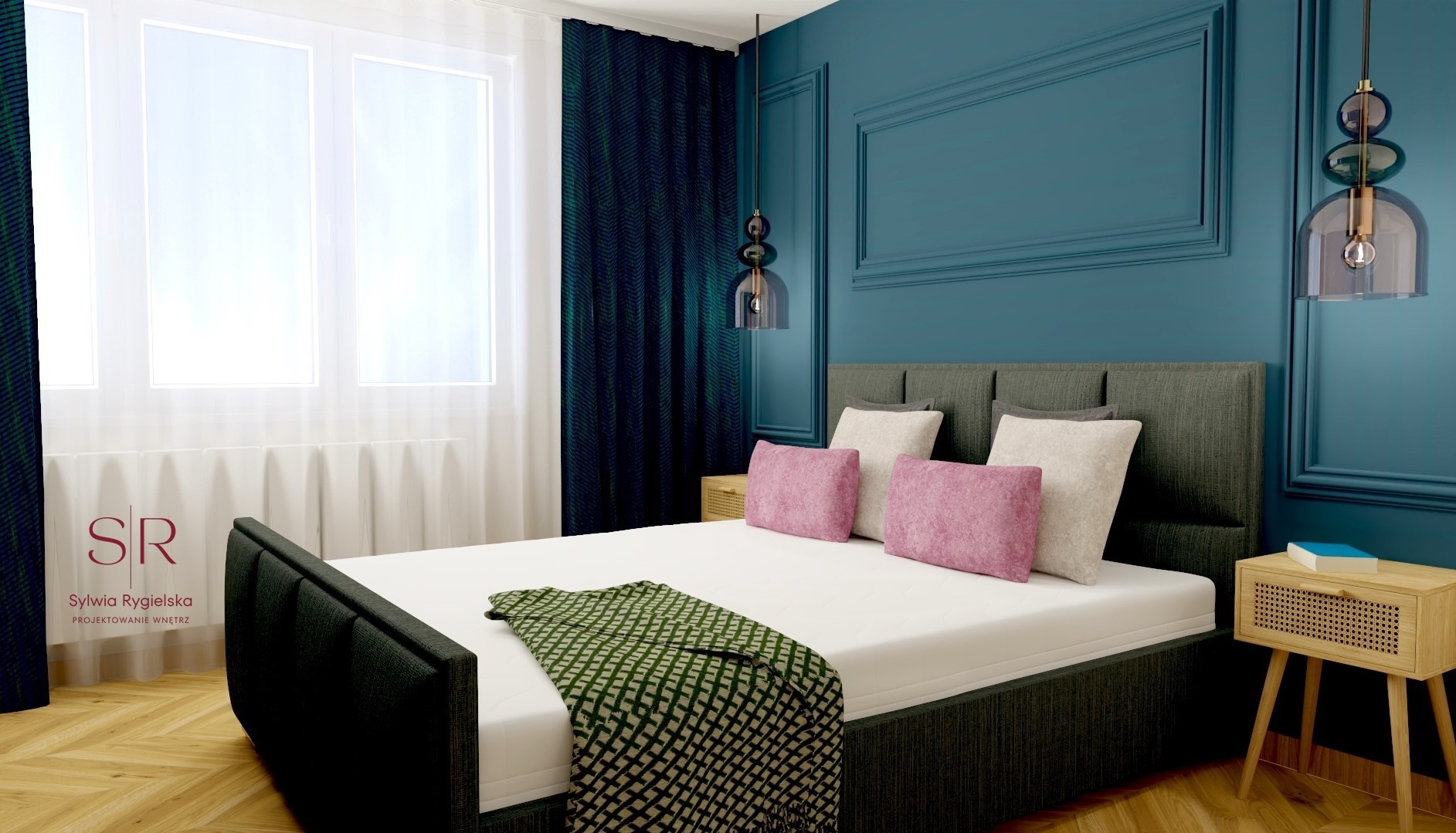 Sypialnia w odcieniach granatu i szarości z drewnianą podłogą i szafką nocną z plecionką rattanową, akcentowana różowymi poduszkami i zieloną narzutą w geometryczny wzór, oświetlona wiszącą lampą...